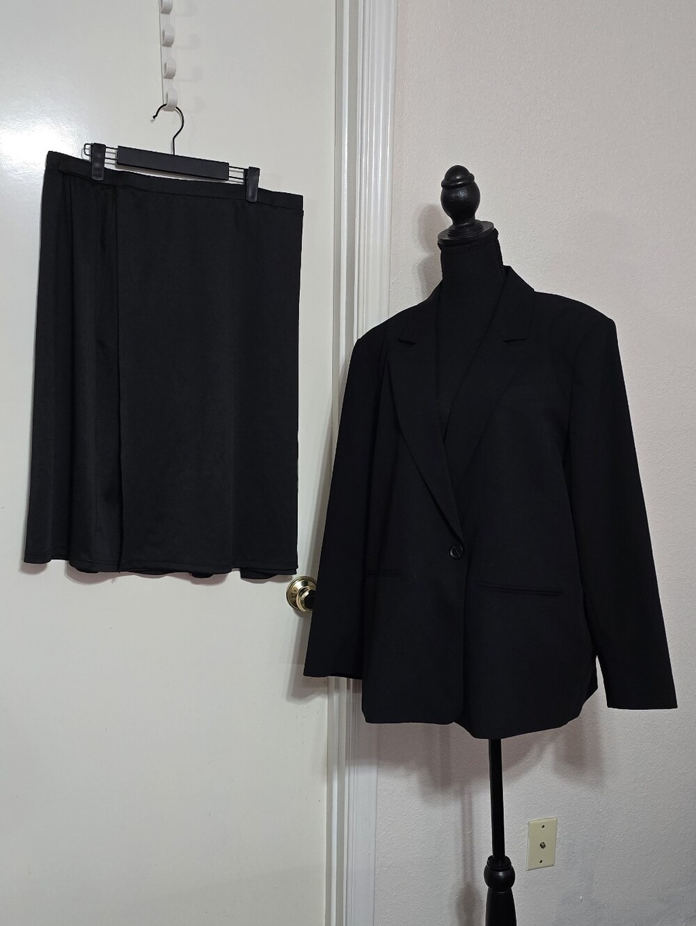 #K02 Classic Black Women's Blazer and Skirt Set